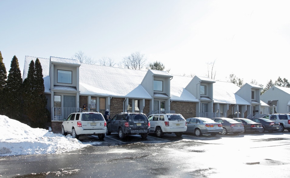 9-12 Village Ct, Hazlet, NJ à louer - Photo du bâtiment - Image 3 de 4