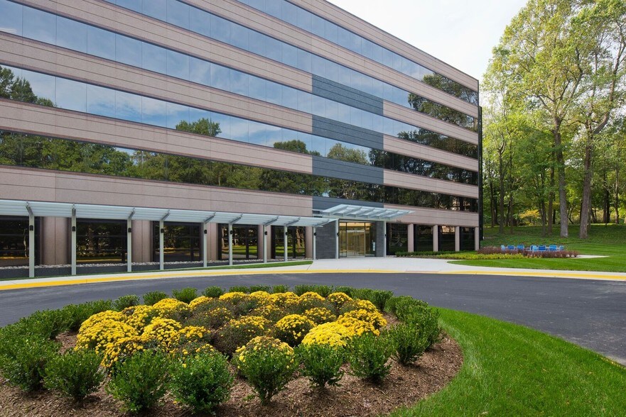 3160 Fairview Park Dr, Falls Church, VA à louer - Photo du bâtiment - Image 2 de 20