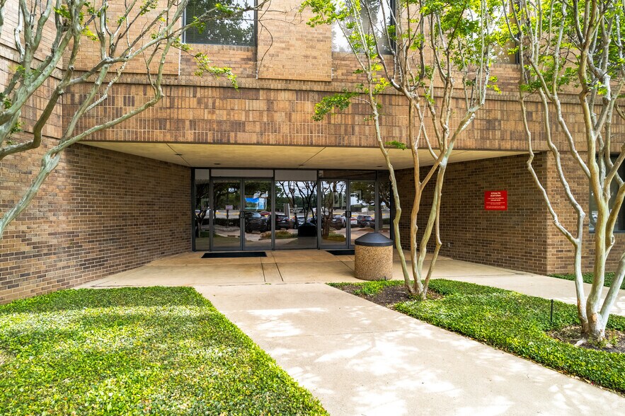 17000 Dallas Pkwy, Dallas, TX à louer - Photo du bâtiment - Image 3 de 15