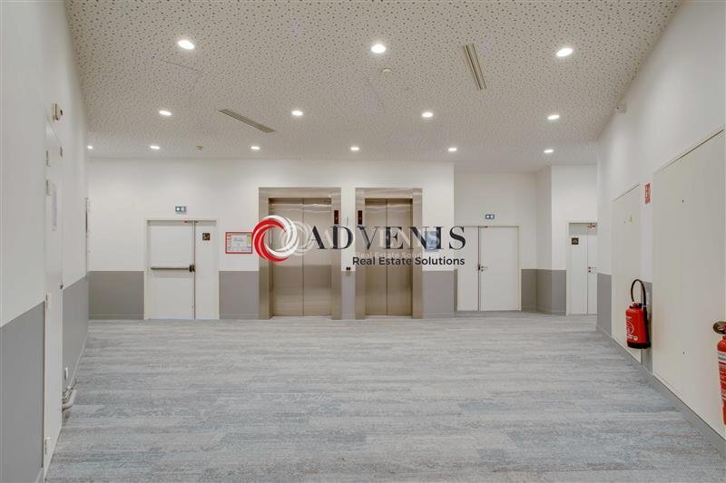 Office in Tremblay-en-France for lease - Lobby - Image 3 of 12