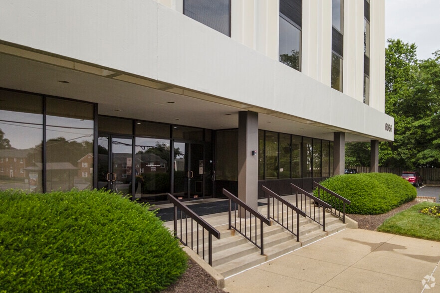 6066 Leesburg Pike, Falls Church, VA à louer - Photo du bâtiment - Image 3 de 7