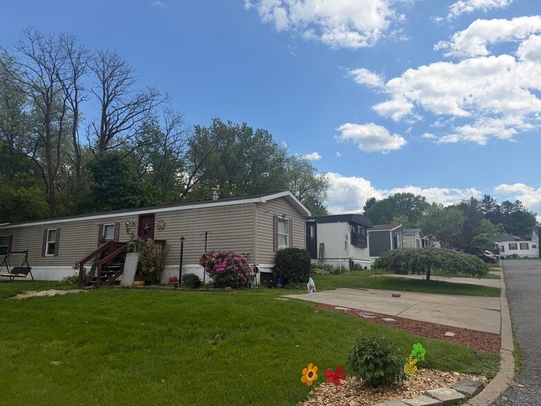 1-21 Dinardo Mnr, Imperial, PA for sale - Building Photo - Image 3 of 8