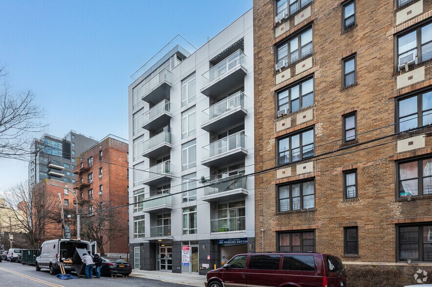 144-38 35th Ave, Flushing, NY à vendre - Photo du bâtiment - Image 3 de 23