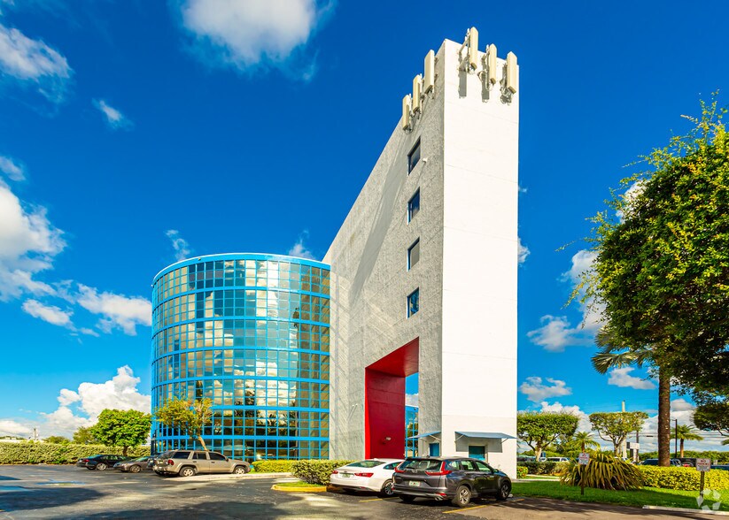 9600 NW 25th St, Miami, FL à louer - Photo du bâtiment - Image 1 de 5