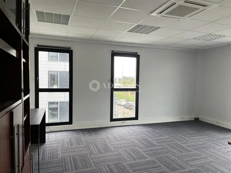 Office in Brignais for lease - Building Photo - Image 2 of 9