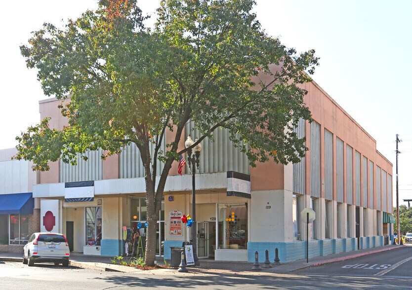 125-129 N Main St, Porterville, CA à louer - Photo du bâtiment - Image 2 de 26