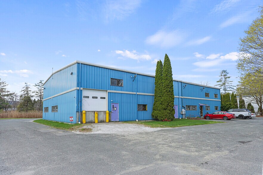 8 Run Way, Lee, MA à vendre - Photo du bâtiment - Image 2 de 13