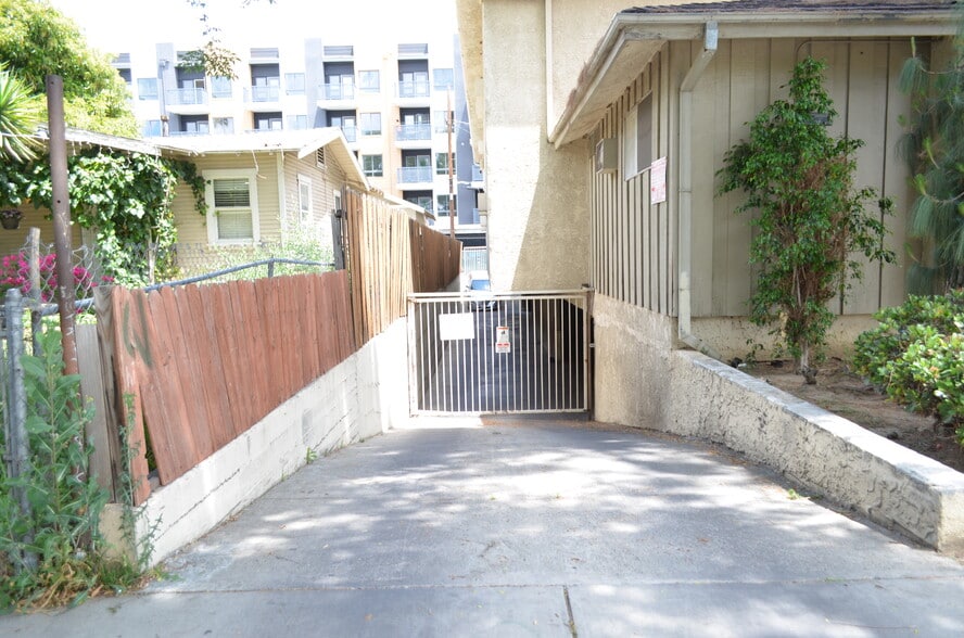 7028 Alabama Ave, Canoga Park, CA for sale - Building Photo - Image 3 of 32