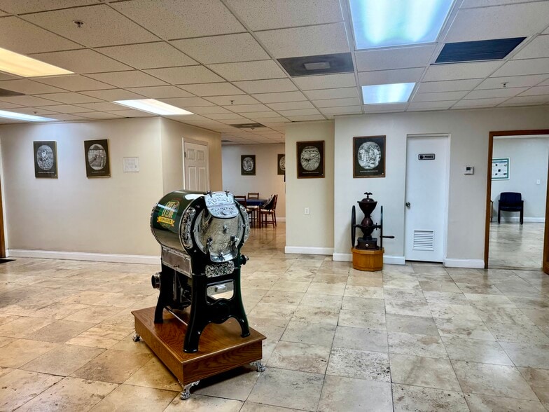 7855-7955 NW 77th Ave, Medley, FL à louer - Photo du bâtiment - Image 2 de 3