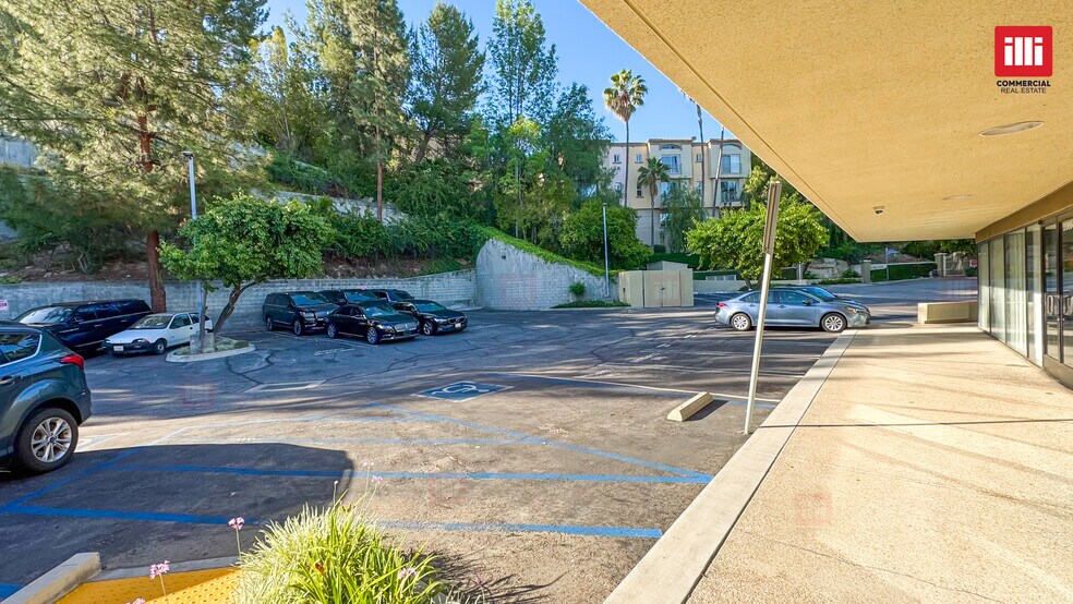 20640-20668 Ventura Blvd, Woodland Hills, CA à louer - Photo du bâtiment - Image 3 de 9