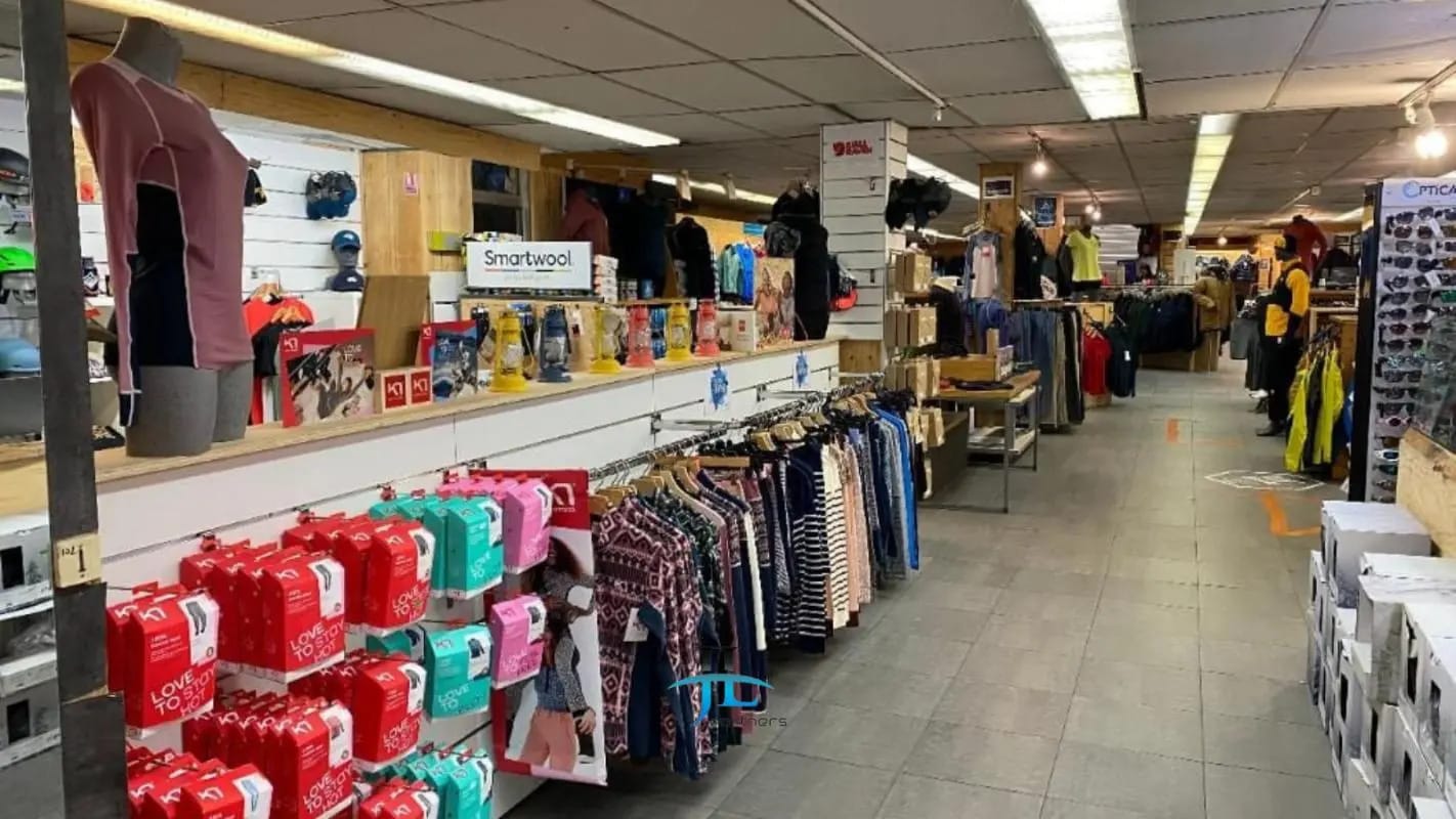 Retail in Bordeaux for lease Interior Photo- Image 1 of 3