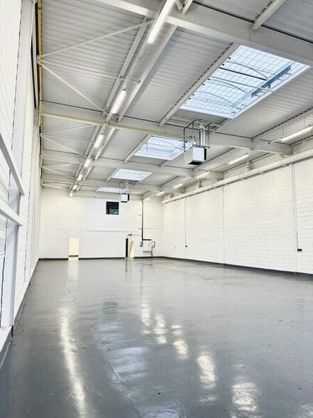 Flex in Sucy-en-Brie for lease - Interior Photo - Image 3 of 6
