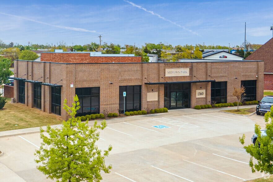 1360 N Fretz Dr, Edmond, OK à louer - Photo du bâtiment - Image 1 de 13