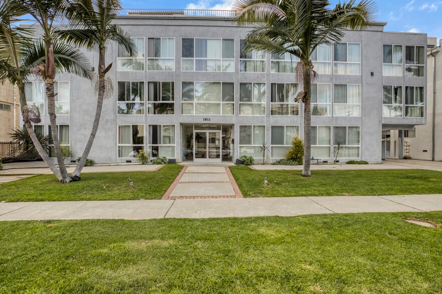 1811 S Bentley Ave, Los Angeles, CA à vendre - Photo du bâtiment - Image 3 de 21