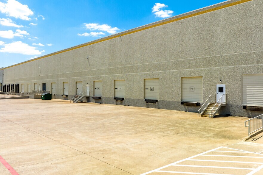 700 Eight Twenty Blvd, Fort Worth, TX à louer - Photo du bâtiment - Image 3 de 18