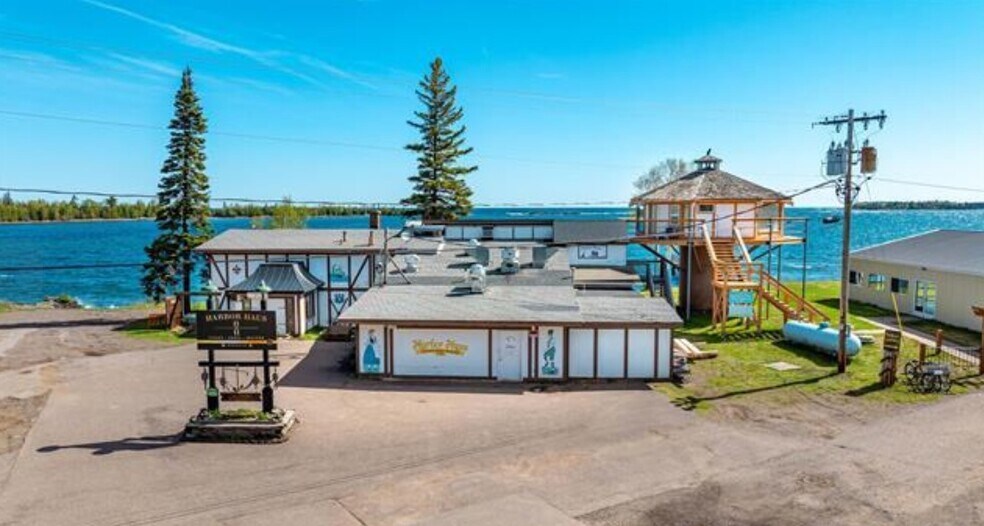 77 Brockway Ave, Copper Harbor, MI à vendre - Photo principale - Image 1 de 25