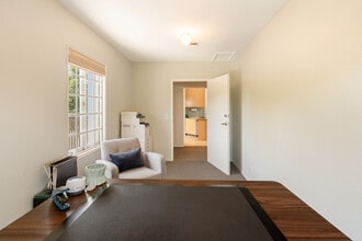 588 N Larchmont Blvd, Los Angeles, CA for lease Interior Photo- Image 2 of 8