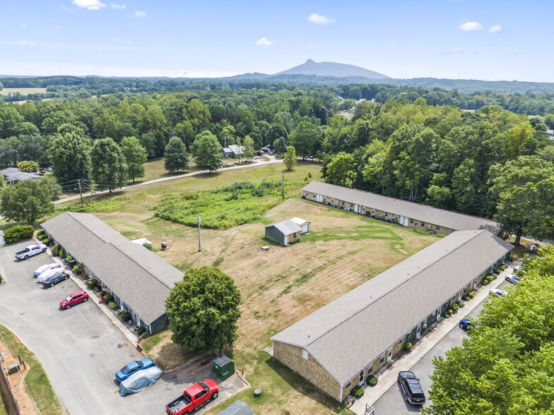 3985 NC 268 Hwy, Pilot Mountain, NC for sale - Primary Photo - Image 1 of 7