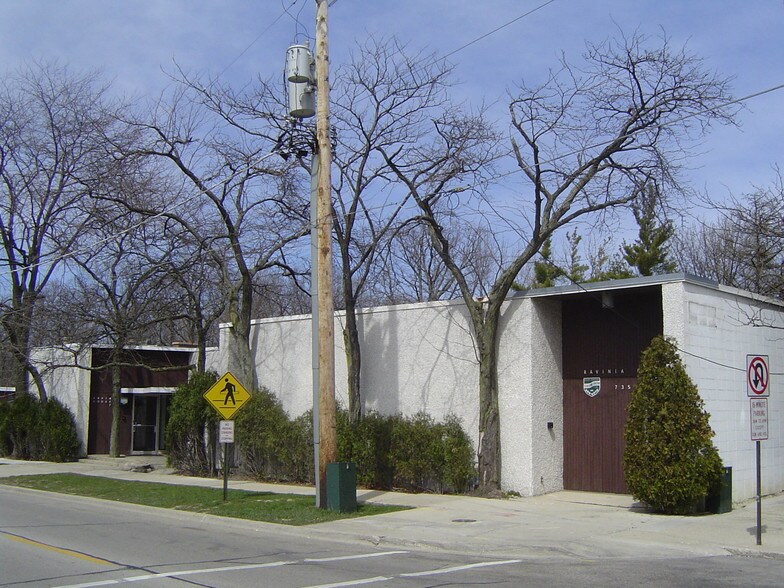 735 Saint Johns Ave, Highland Park, IL à louer - Photo du bâtiment - Image 1 de 2