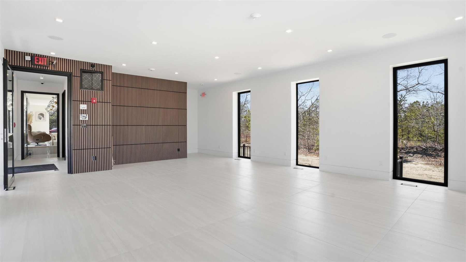 200 W Montauk Hwy, Hampton Bays, NY for lease Interior Photo- Image 1 of 4
