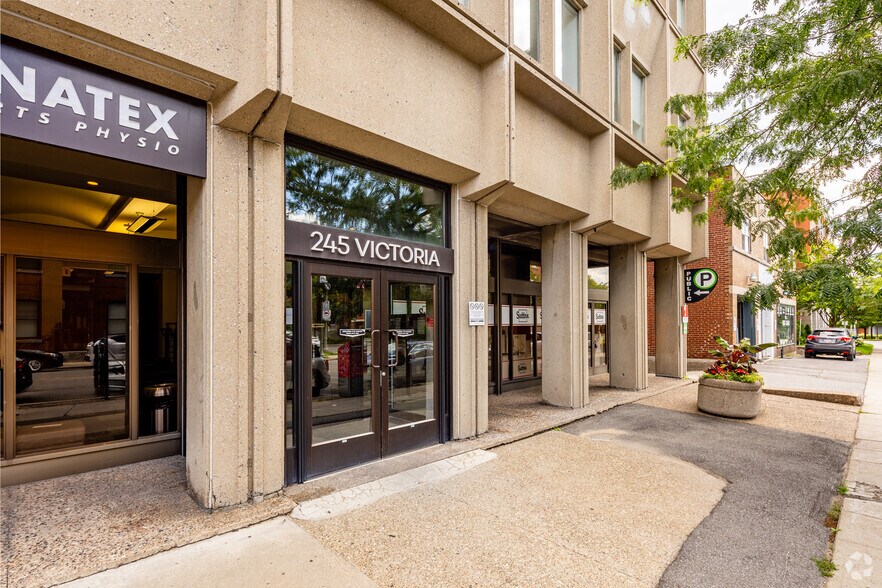 245 Av Victoria, Westmount, QC à louer - Photo du bâtiment - Image 3 de 7