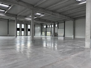 Flex in Villefontaine for lease Interior Photo- Image 2 of 6