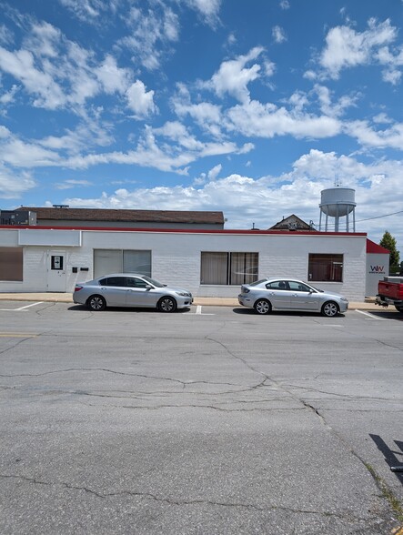 114 W 4th St S, Newton, IA for sale - Building Photo - Image 2 of 9