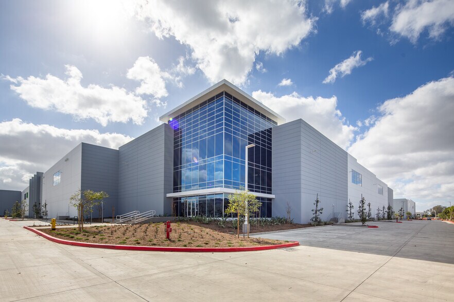 5757 Plaza Dr, Cypress, CA à louer - Photo du bâtiment - Image 2 de 12