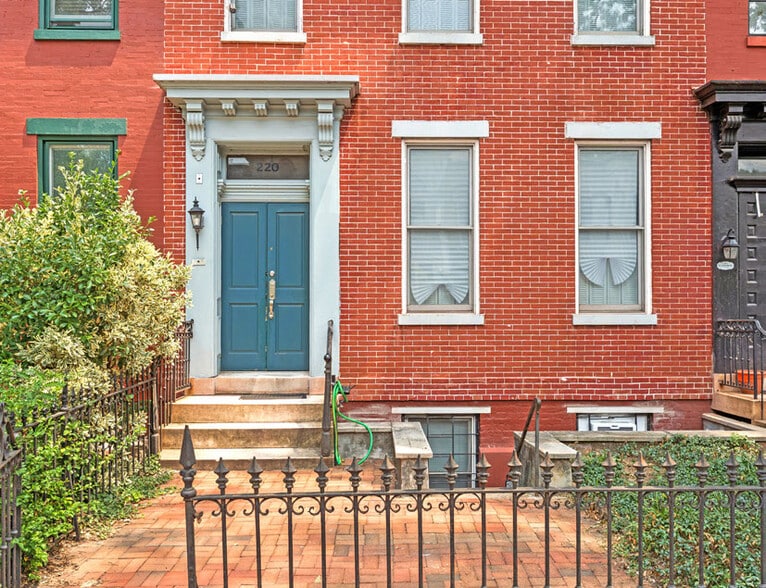 220 3rd St SE, Washington, DC à vendre - Photo du bâtiment - Image 2 de 10