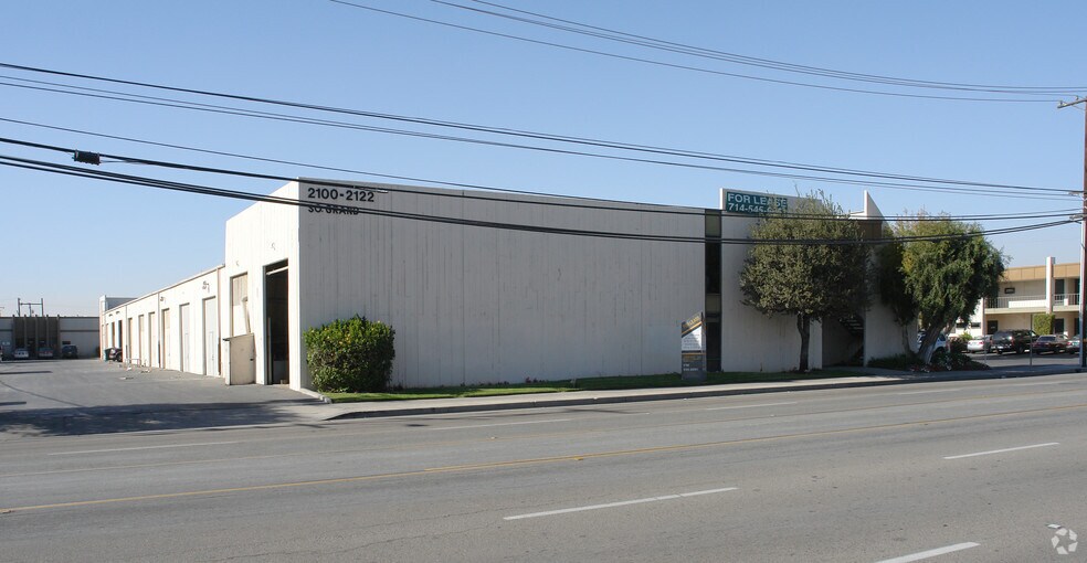 2100-2122 S Grand Ave, Santa Ana, CA à louer - Photo du bâtiment - Image 2 de 8