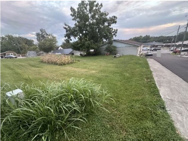 26 E Main St, Pekin, IN à vendre - Photo du bâtiment - Image 3 de 3