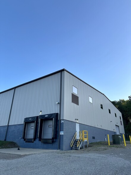 5049 Center Dr, Latrobe, PA for lease - Building Photo - Image 1 of 10