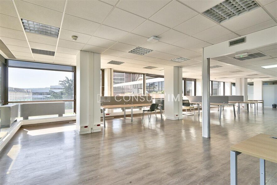 Bureau dans Saint-Cloud à louer - Photo du bâtiment - Image 3 de 4