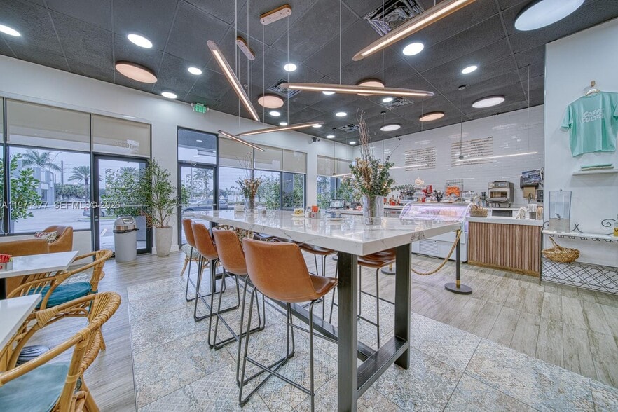 16215-16295 Biscayne Blvd, North Miami Beach, FL for lease - Interior Photo - Image 2 of 9