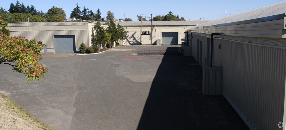 6803 SE Johnson Creek Blvd, Portland, OR for sale - Building Photo - Image 3 of 8