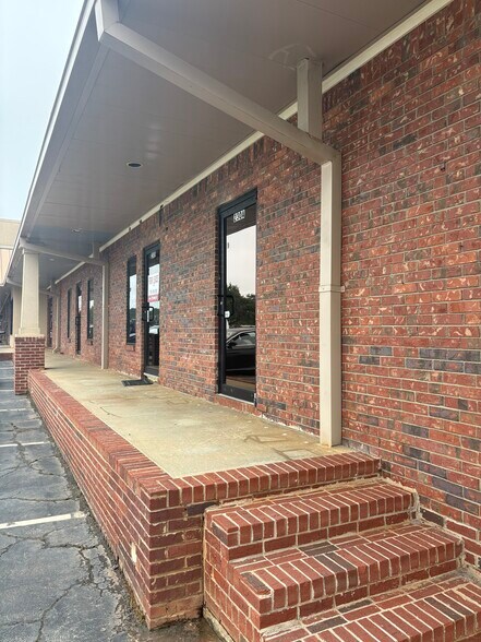 230 N Hammond Dr, Monroe, GA à louer - Photo du bâtiment - Image 2 de 8