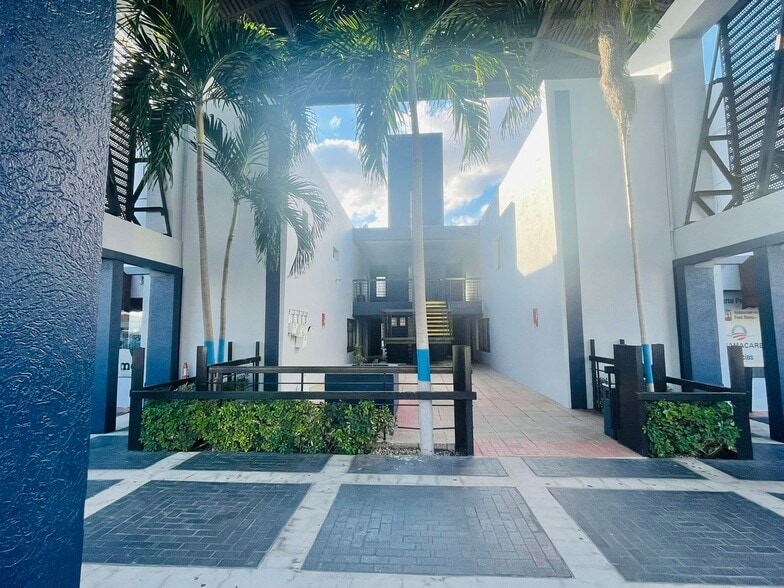 3700-3750 W 16th Ave, Hialeah, FL à vendre - Photo du bâtiment - Image 3 de 12