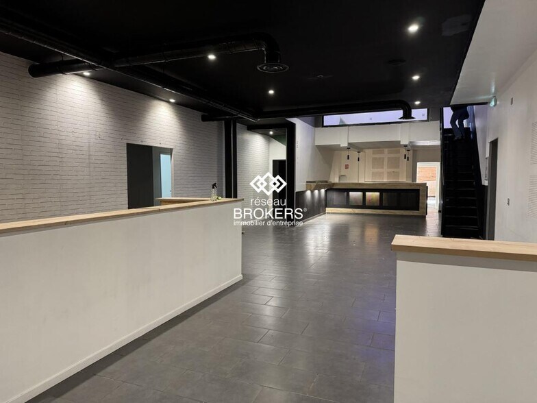 Retail in Le Pontet for lease - Building Photo - Image 1 of 4
