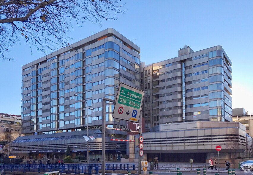 Bureau/Commerce de détail dans Madrid, Madrid à louer - Photo du bâtiment - Image 2 de 2