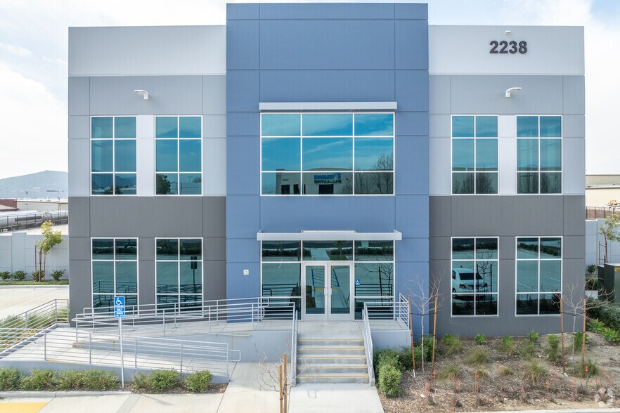 2238 S. Lilac Avenue, Bloomington, CA à louer - Photo du bâtiment - Image 2 de 6