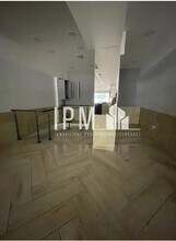 Office/Retail in Marseille for lease Interior Photo- Image 2 of 4