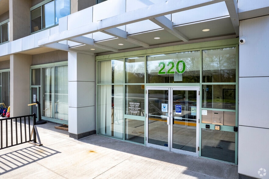 220 Duncan Mill Rd, Toronto, ON for sale - Building Photo - Image 3 of 5