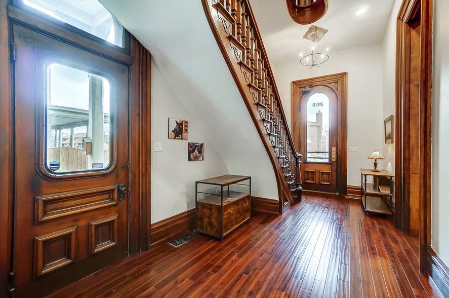 208 W Monument Ave, Dayton, OH for sale - Interior Photo - Image 2 of 47