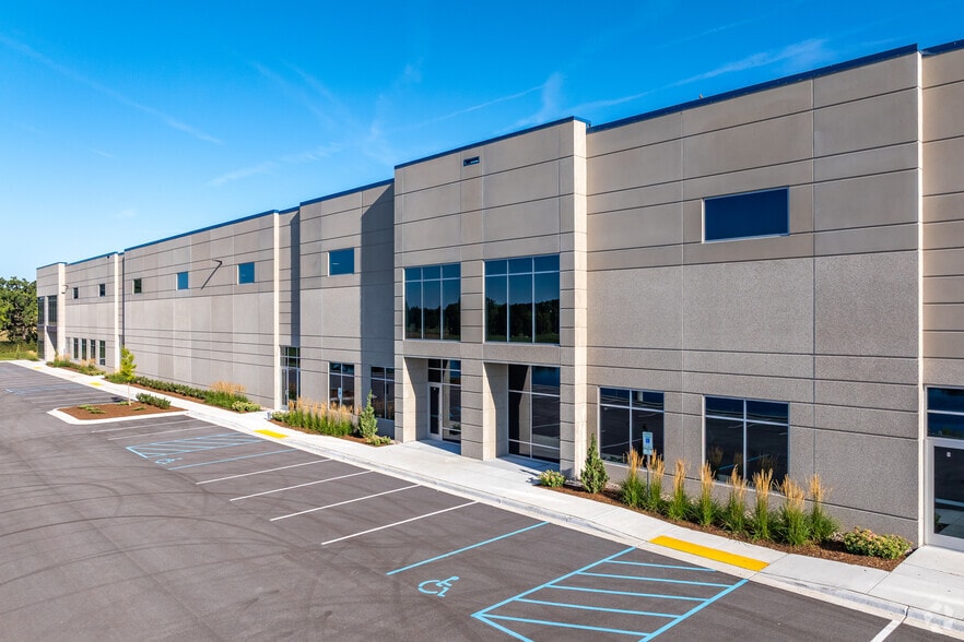 N53W25374 Highlands Court, Sussex, WI for lease - Building Photo - Image 3 of 15