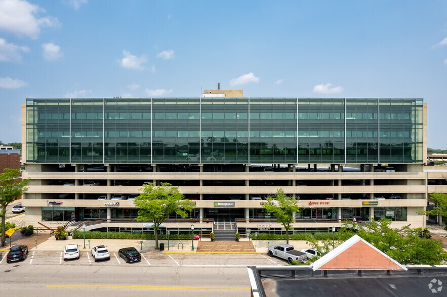 555 S Old Woodward Ave, Birmingham, MI à louer - Photo du bâtiment - Image 3 de 8
