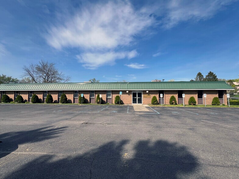 4 Avis Dr, Latham, NY à vendre - Photo du bâtiment - Image 2 de 7