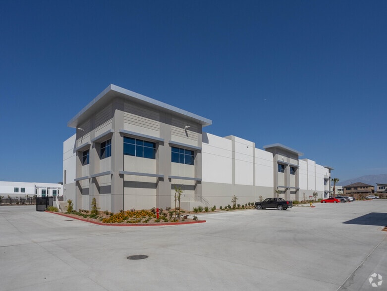 2550 E Merrill Ave, Ontario, CA à louer - Photo principale - Image 1 de 5