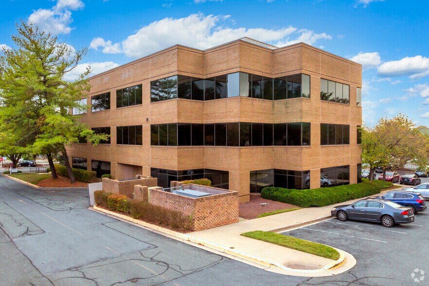 818 W Diamond Ave, Gaithersburg, MD à vendre - Photo du bâtiment - Image 2 de 5