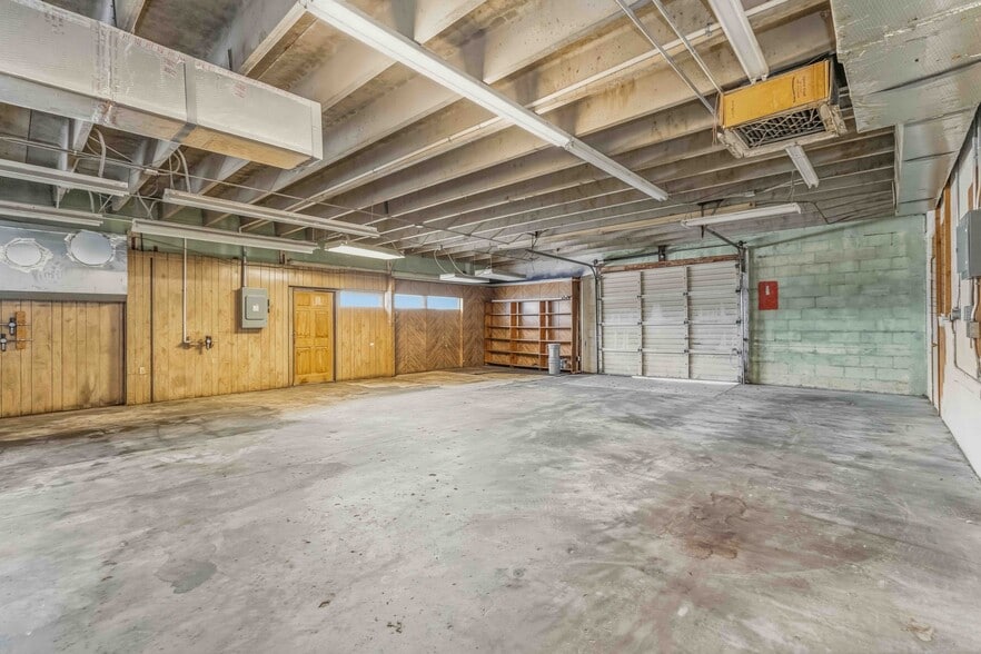 2053 13th St, Sarasota, FL for lease - Interior Photo - Image 2 of 57