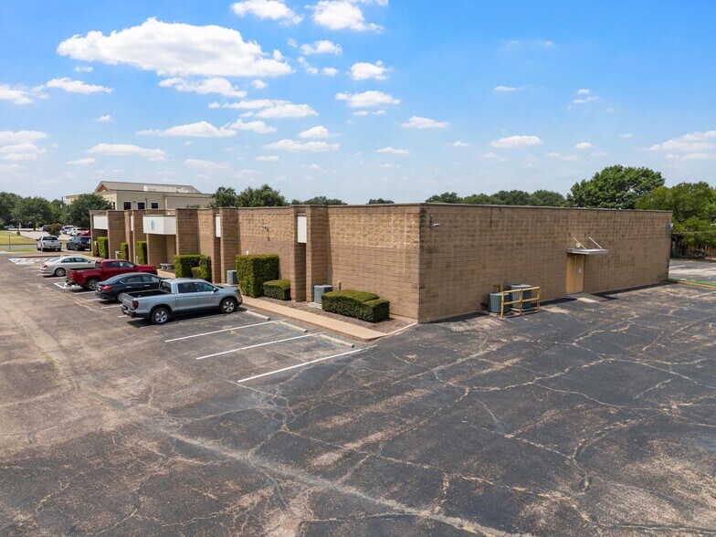 204 Woodhew Dr, Waco, TX for lease - Building Photo - Image 2 of 5